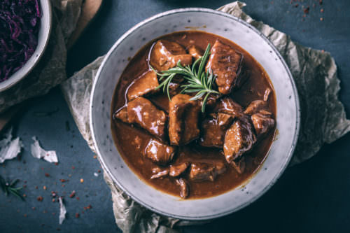 Hirschgulasch mit Honig und Rotwein - Vino Culinario