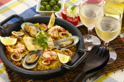 Paella mit Weißwein - Nationalgericht Valencia - Vino Culinario