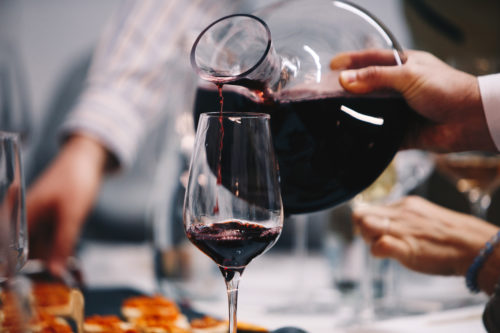 Wein aus dem Dekanter eingießen - Vino Culinario