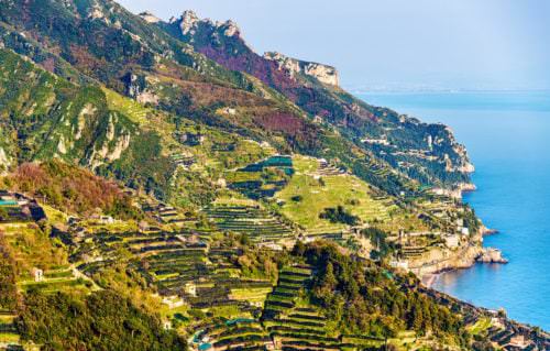 Blick von Ravello auf die Amalfi Küste (Kampanien) - Vino Culinario