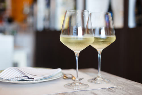 Die Faustregel: Weißwein trinkt man kälter - Vino Culinario